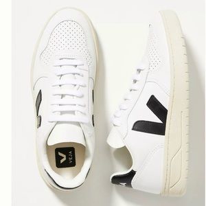 Veja V-10 White and Black